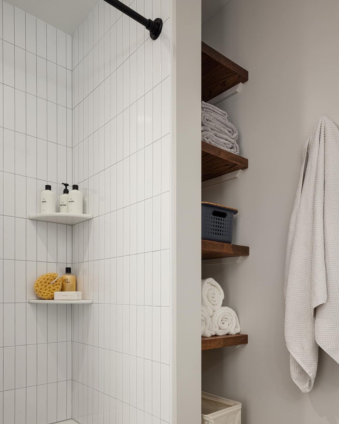 25 Smart And Stylish Bathroom Shelving Ideas - DigsDigs