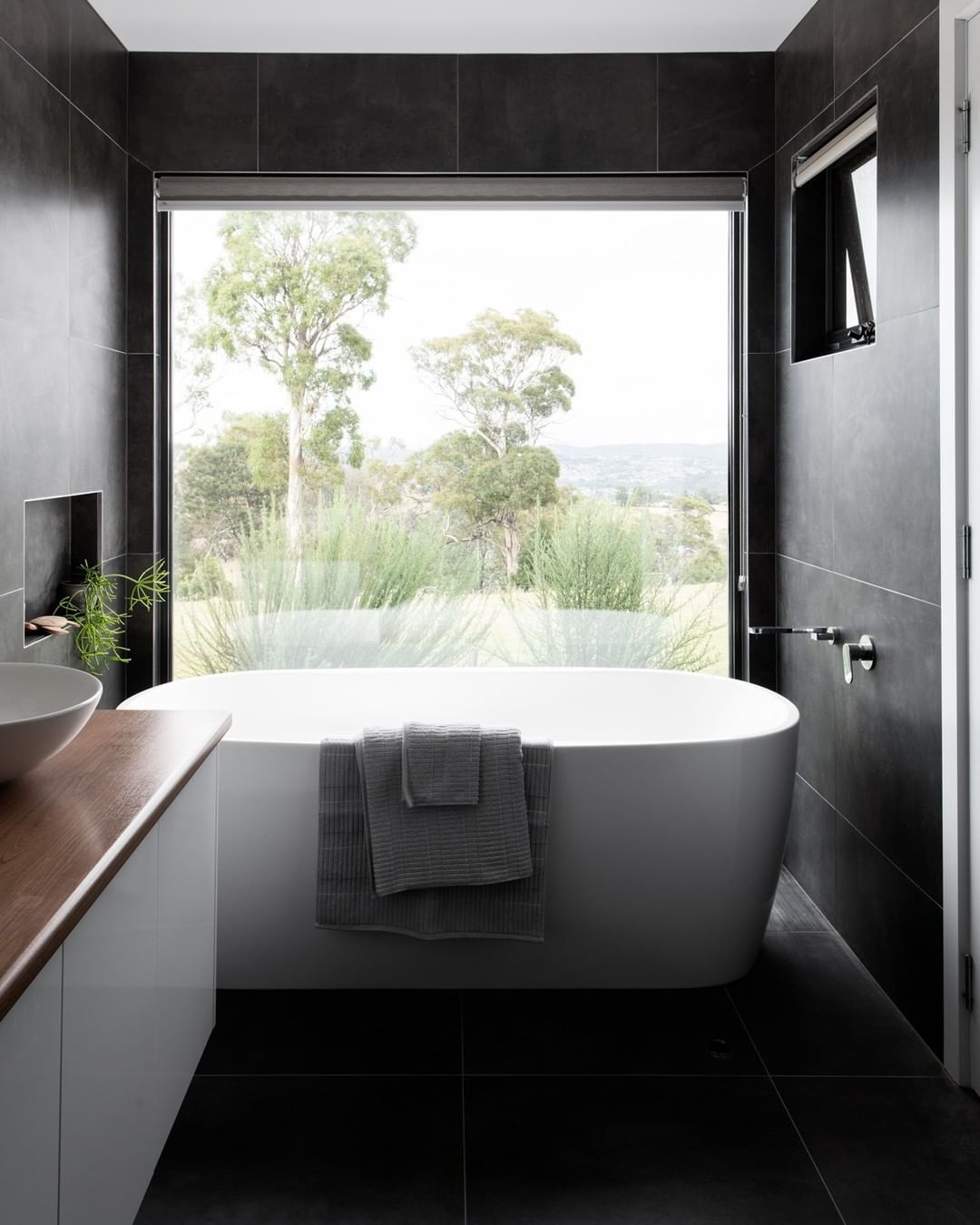 https://blog.inyouths.com/wp-content/uploads/2023/09/moody_elegance_bathroom.jpg